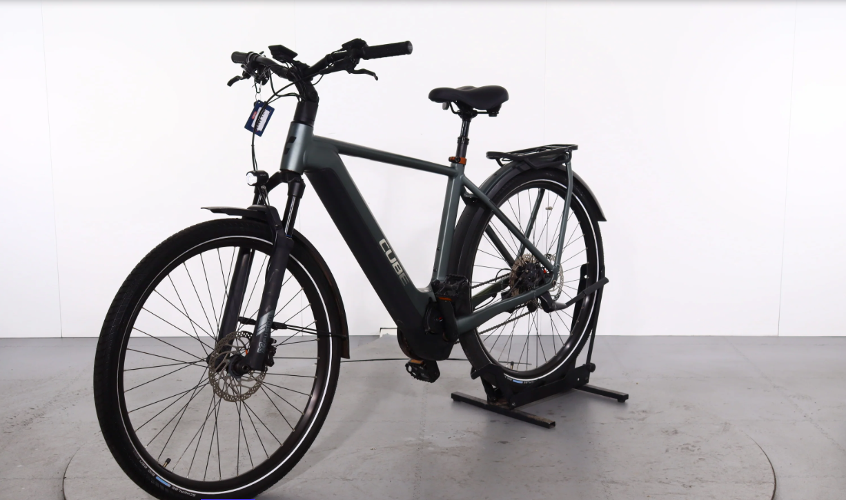 Cube Kathmandu Hybrid Pro    Año 2023