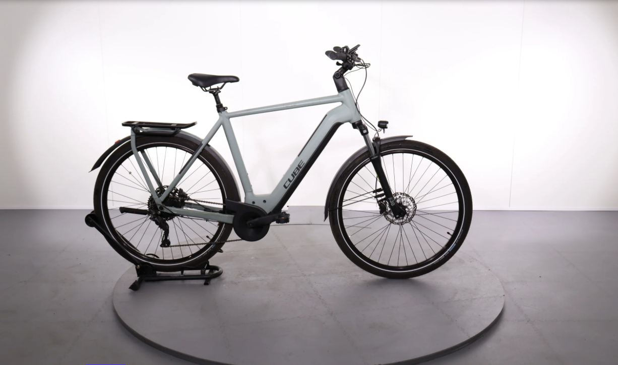 Cube Kathmandu Hybrid One 625    Año 2023