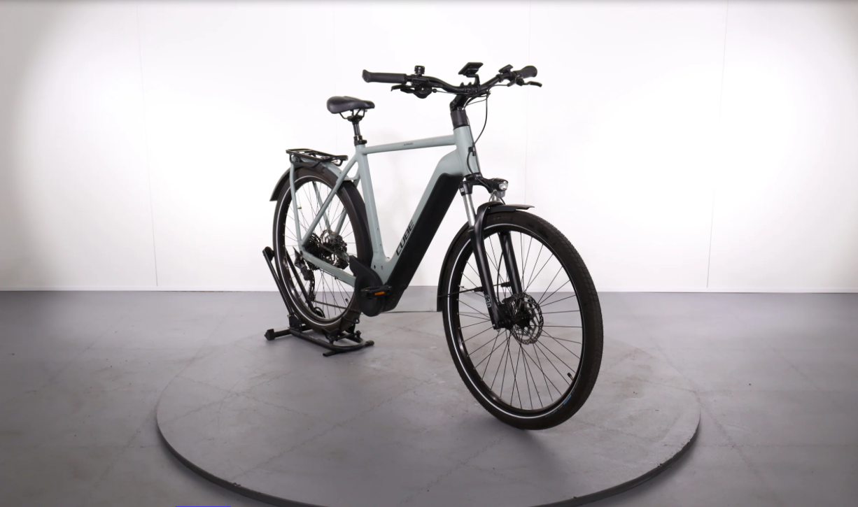 Cube Kathmandu Hybrid One 625    Año 2023