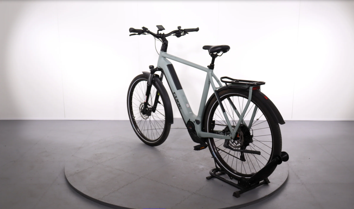 Cube Kathmandu Hybrid One 625    Año 2023