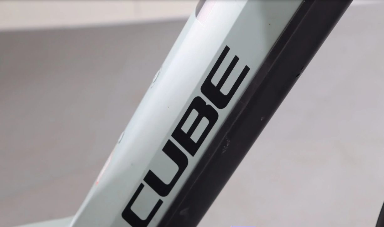 Cube Kathmandu Hybrid One 625    Año 2023