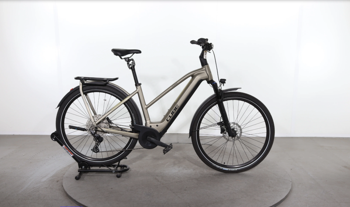 Cube Kathmandu Hybrid Pro 750    Año 2023