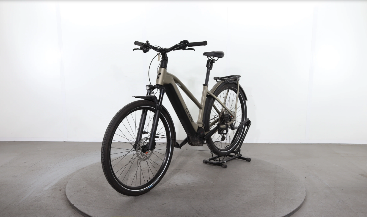 Cube Kathmandu Hybrid Pro 750    Año 2023