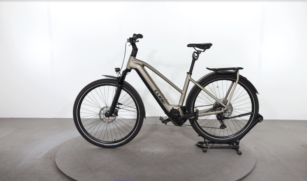 Cube Kathmandu Hybrid Pro 750    Año 2023