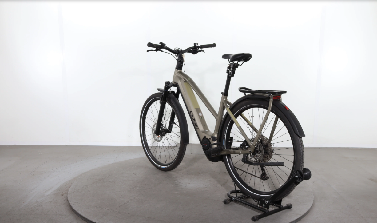 Cube Kathmandu Hybrid Pro 750    Año 2023