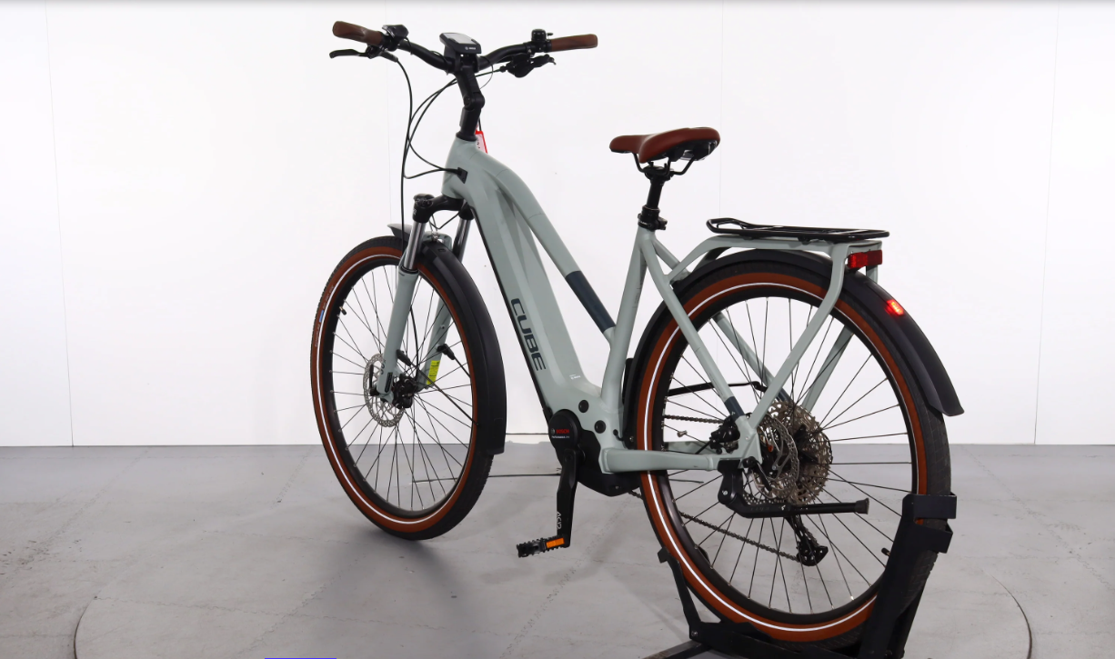 Cube Touring Hybrid Pro    Año 2022